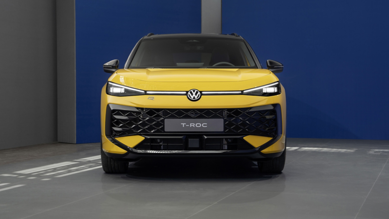 Nya T-Roc R-Line sedd framifrån med fokus på strålkastarna och den upplysta loggan