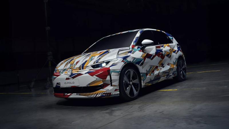 Boczny widok z przodu nowego VW ID. Polo z koncepcyjnymi grafikami na ciemnym tle.