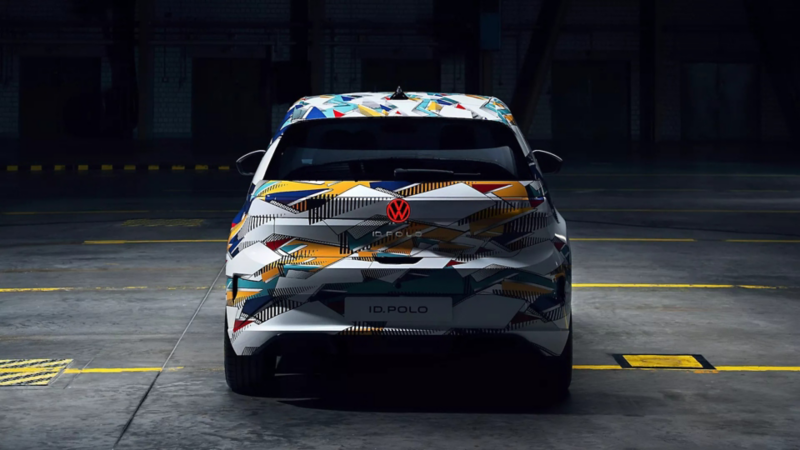 Tylny widok nowego VW ID. Polo z koncepcyjnymi grafikami na ciemnym tle.
