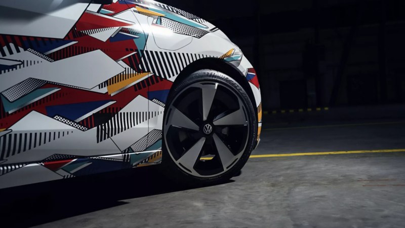 Detal felgi nowego VW ID. Polo z koncepcyjnymi grafikami na ciemnym tle.