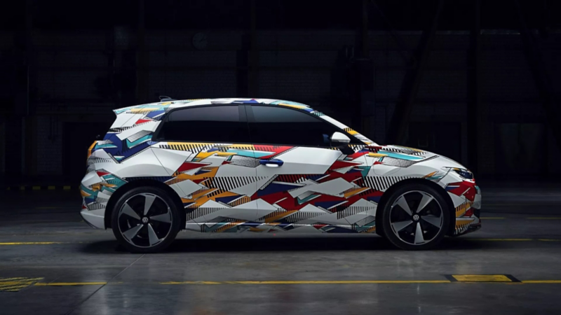 Przedni widok nowego VW ID. Polo z koncepcyjnymi grafikami na ciemnym tle.