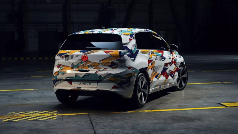 Tylny boczny widok nowego VW ID. Polo z koncepcyjnymi grafikami na ciemnym tle.