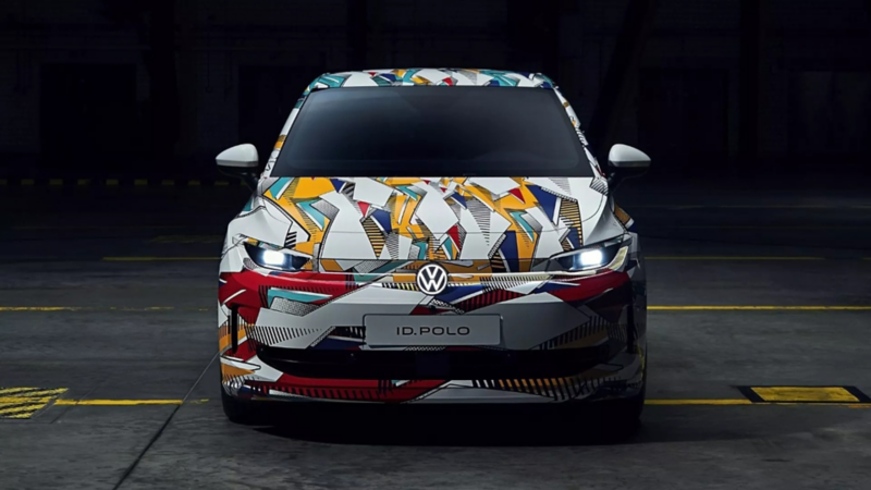 Tylny widok nowego VW ID. Polo z koncepcyjnymi grafikami na ciemnym tle.