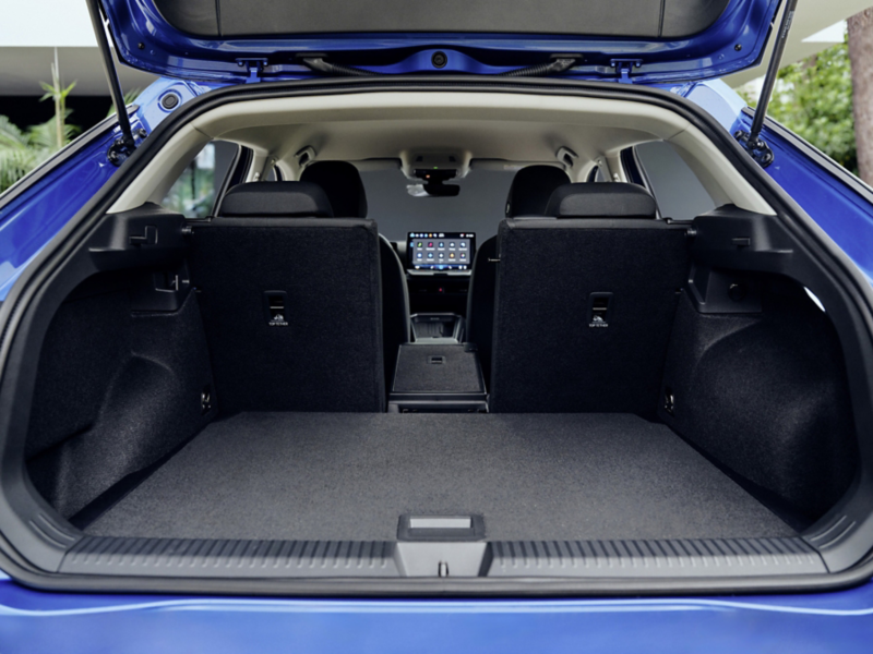 Bagageutrymmet i en blå T-Roc