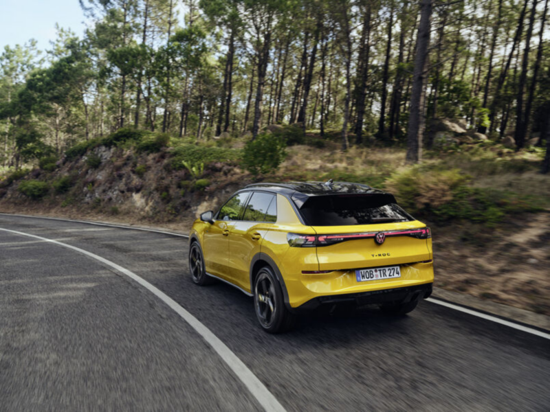 View through the driver's doors into the interior with light seats in the VW T-Roc Style.