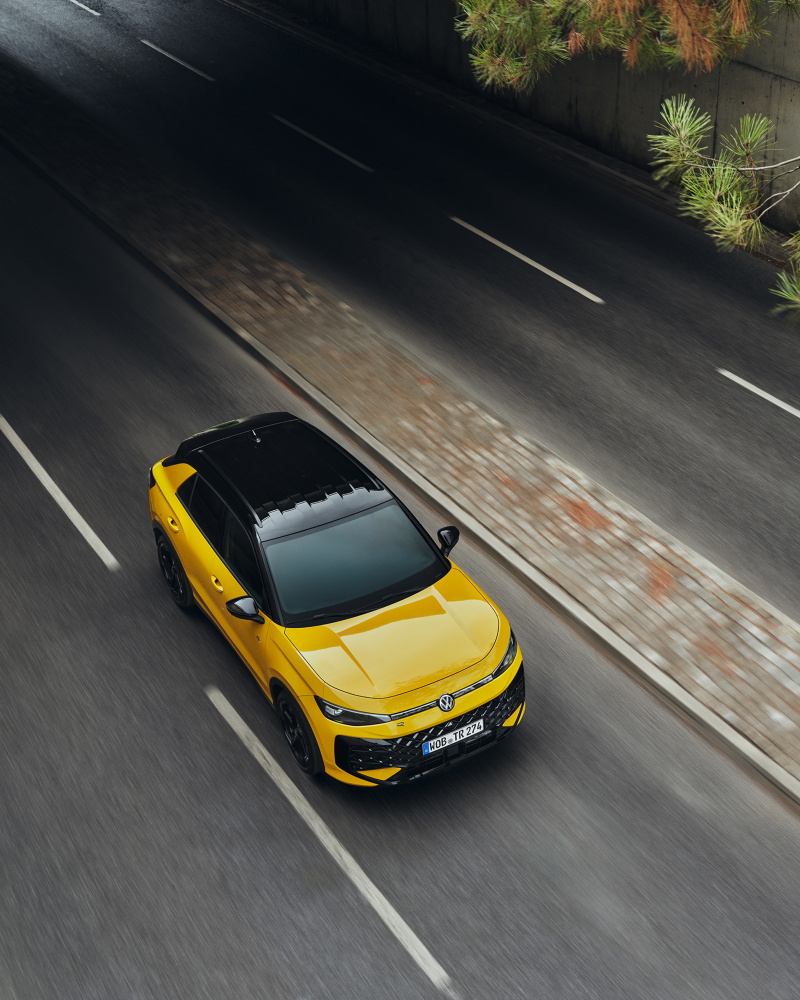 En gul T-Roc sedd ovanifrån körandes på en väg