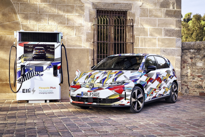 kamouflerad ID. Polo laddas vid en Elli laddbox