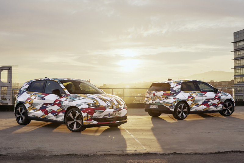 två kamouflerade ID. Polo står parkerade i solnedgången