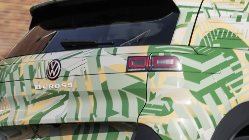 Blick auf das Heck eines VW ID. Cross mit Konzeptbeklebung.