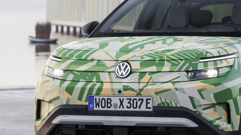 Detailansicht der Front eines VW ID. Cross mit Konzeptbeklebung.