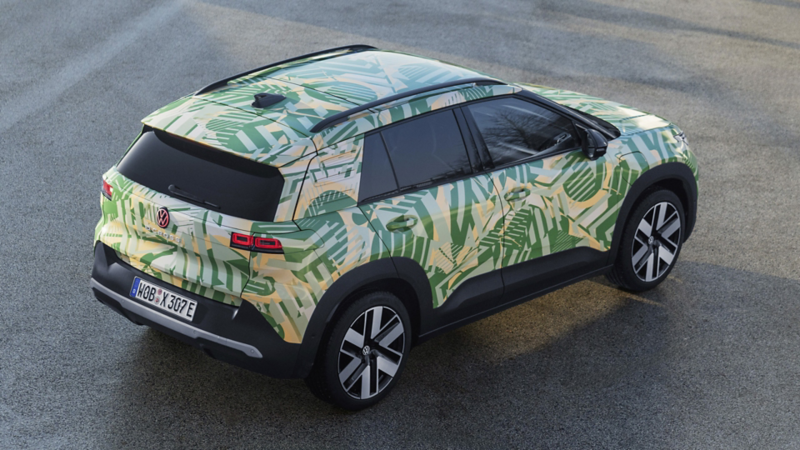 Blick von oben auf eine seitliche Heckansicht eines VW ID. Cross mit Konzeptbeklebung.