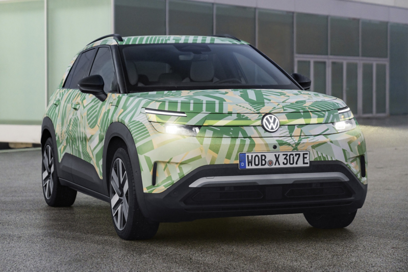 Seitliche Frontansicht eines VW ID. Cross mit Konzeptbeklebung.