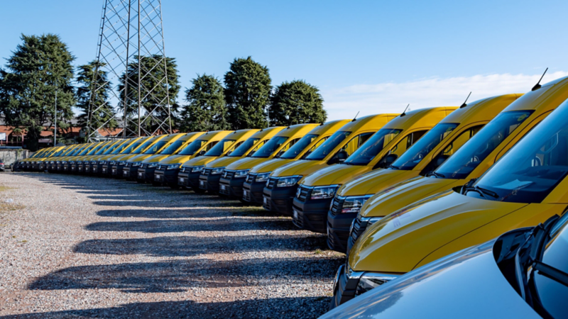 Vista panoramica dei 39 Crafter Volkswagen realizzati e allestiti per DHL.