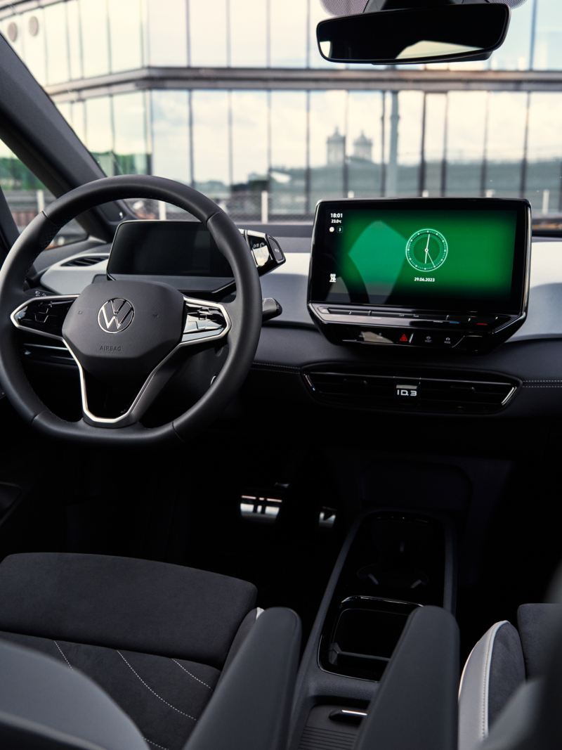A view of the multifunction steering wheel in the VW ID.3 with the touch button for the voice assistant.