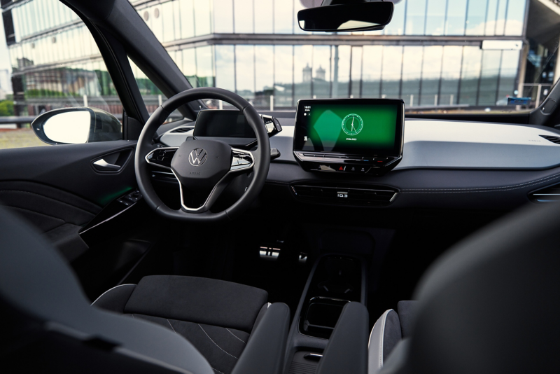 A view of the multifunction steering wheel in the VW ID.3 with the touch button for the voice assistant.