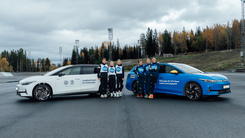 representanter från längdskidlandslaget och skidskyttelandslaget står uppställda vid två VW ID.7 Tourer