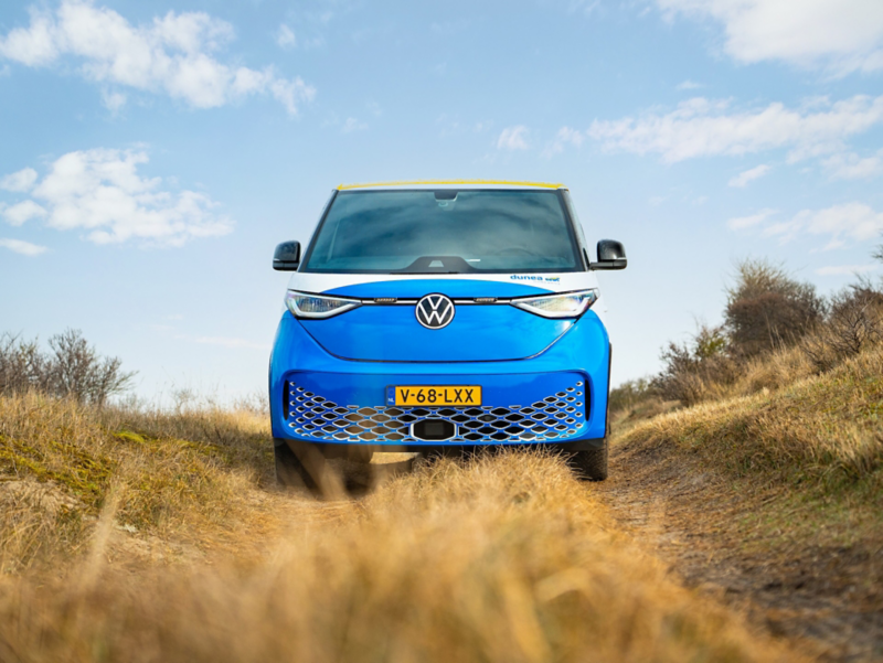 De ID. Buzz Cargo van voren in de duinen