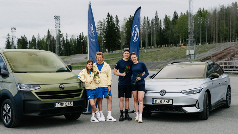 Ebba Andersson, Gustaf Berglund, Hanna Öberg och Martin Ponsiluoma står mellan två Volkswagenbilar