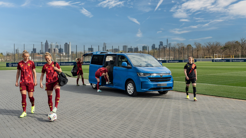 Der Caravelle als Mannschaftsmobil der DFB Frauen.