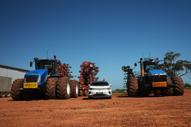 ID.4 in between 2 tractors