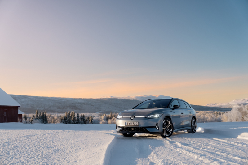 silvrig Volkswagen i fjällmiljö.