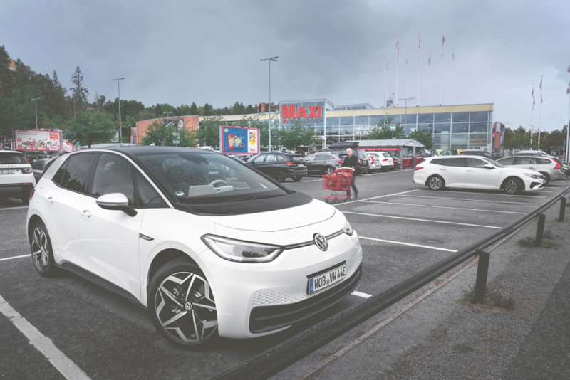 En vit Volkswagen ID.3 står parkerad utanför Ica Maxi