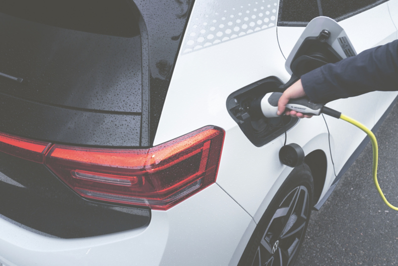 En Volkswagen ID.3 laddas, med laddkabel inkopplad i bilens ladduttag