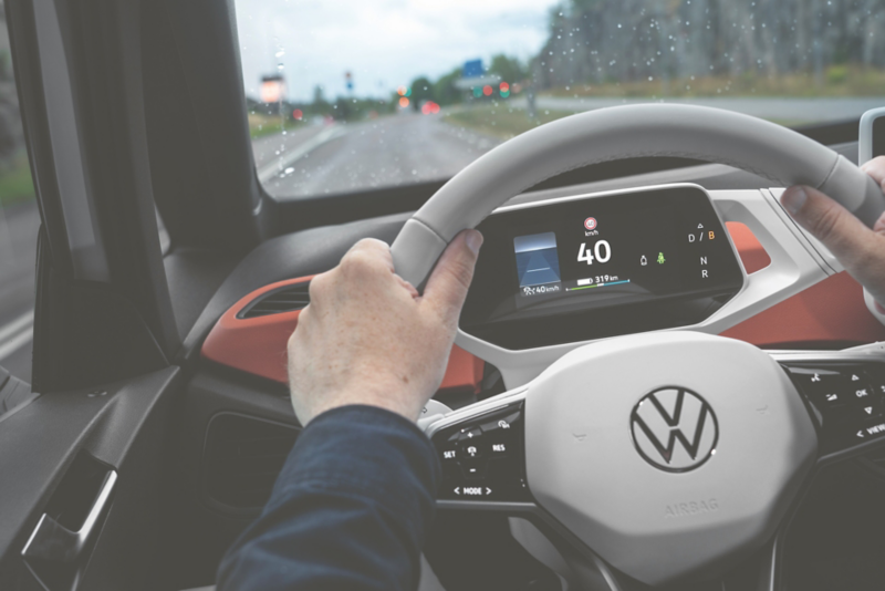 Närbild på ratten och digitala instrument i en Volkswagen ID.3 under körning