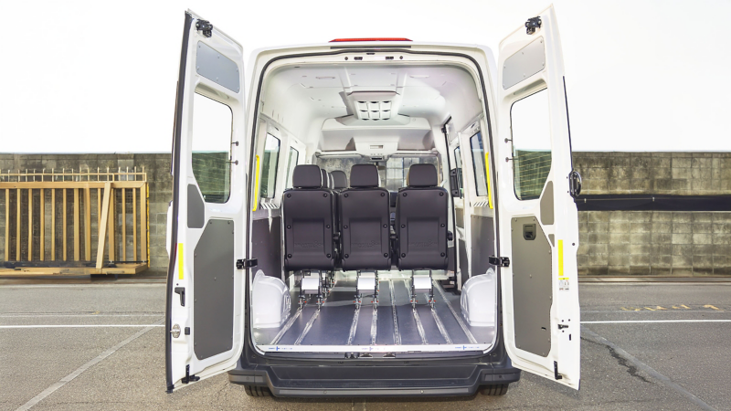 寬敞後艙置物空間(不含座椅)