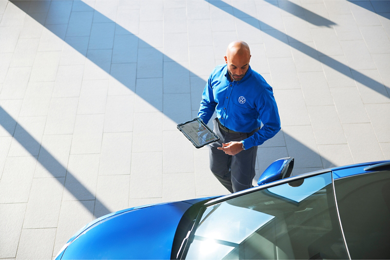 Técnico certificado por VW inspeccionando un Volkswagen.