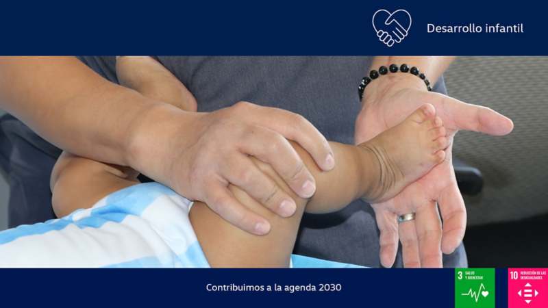 Fisioterapeuta toca la planta del pie de un bebé