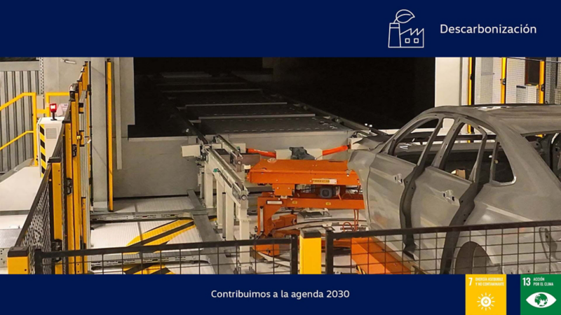 Auto está a punto de entrar al horno en nave de pintura, dentro de planta de Volkswagen en México. 