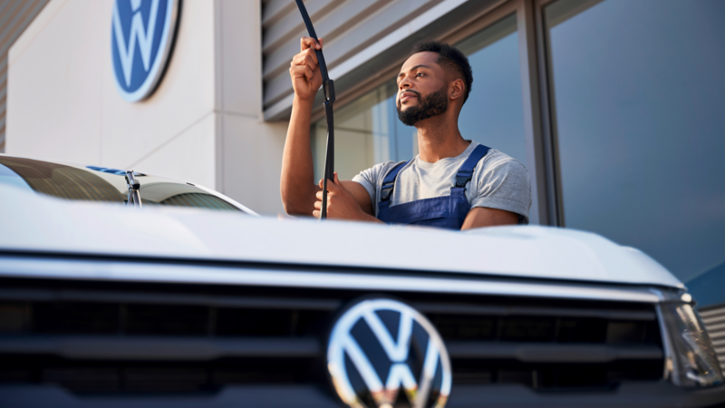 Un tecnico de VW revisando el limpiaparabrisas
