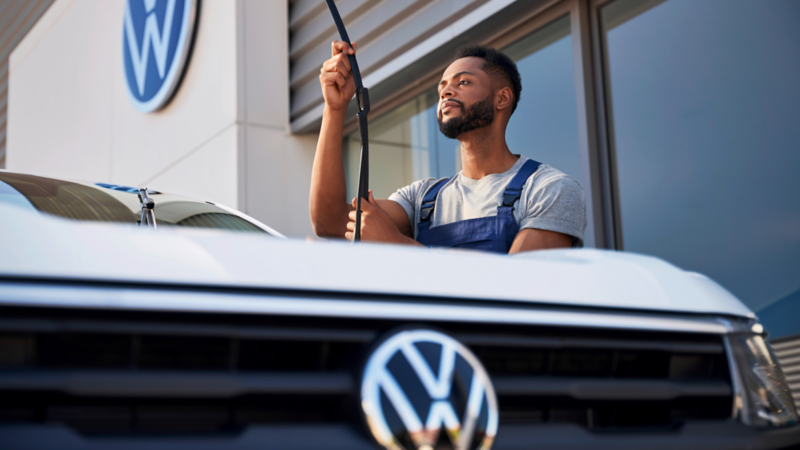 Un tecnico de VW revisando el limpiaparabrisas