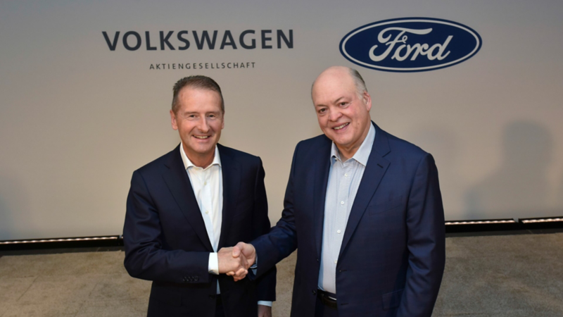 Dr. Herbert Diess y Jim Hacket sellando alianza de Volkswagen y Ford para transformar movilidad mundial