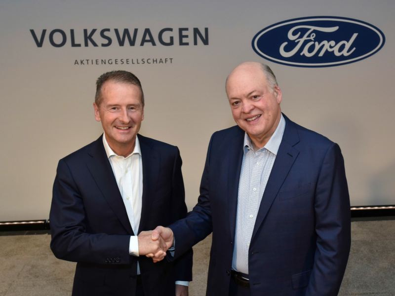 Dr. Herbert Diess y Jim Hacket sellando alianza de Volkswagen y Ford para transformar movilidad mundial