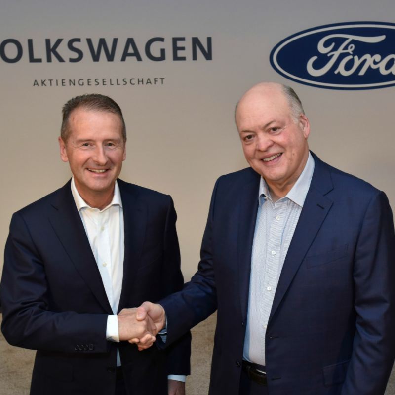 Dr. Herbert Diess y Jim Hacket sellando alianza de Volkswagen y Ford para transformar movilidad mundial
