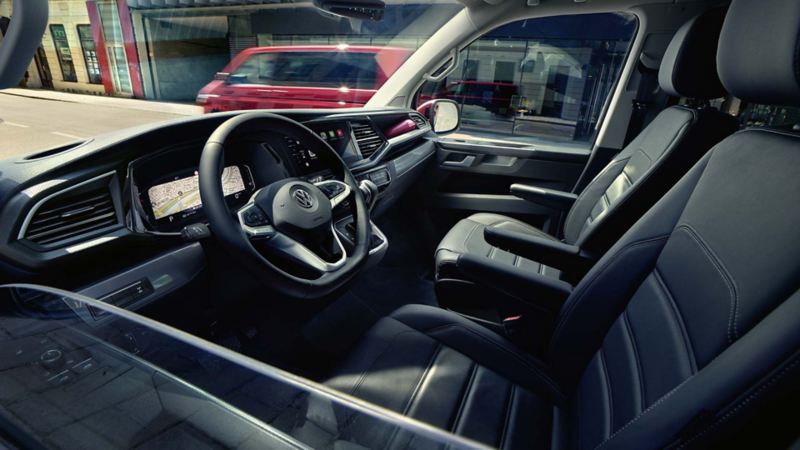 Interni di Multivan Volkswagen con dettaglio sui sedili anteriori e la plancia di guida.