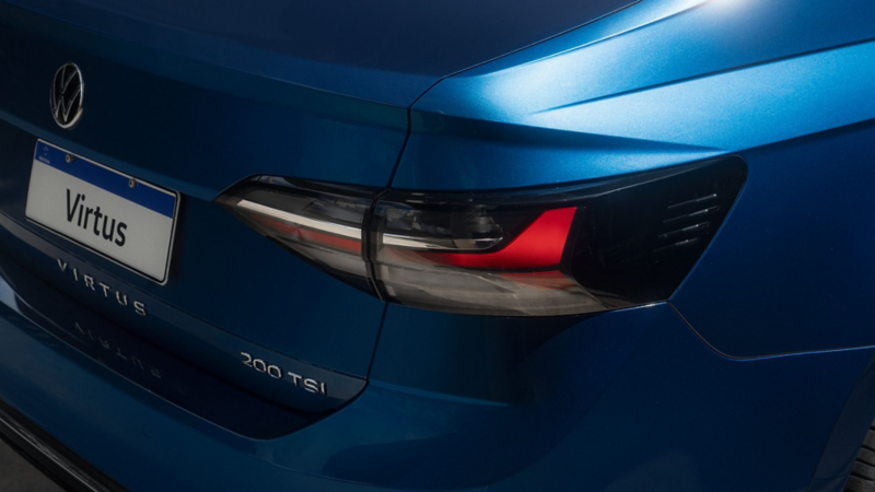 Vista trasera del Volkswagen Virtus mostrando el diseño moderno de las luces LED en un vehículo azul, destacando las características del sedán.
