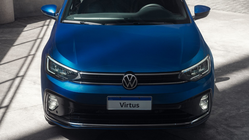 Frontal del moderno Volkswagen Virtus en color azul exhibiendo su distintivo diseño de faros LED, destacando en elegancia y tecnología.