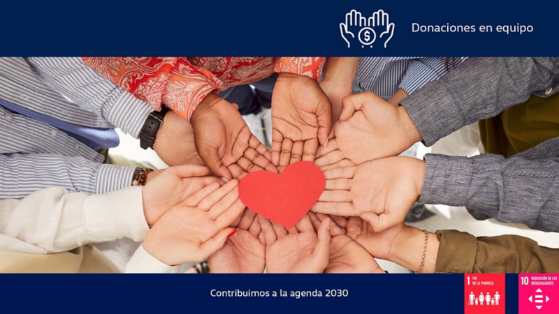 Manos de personas sostienen un corazón de papel. 