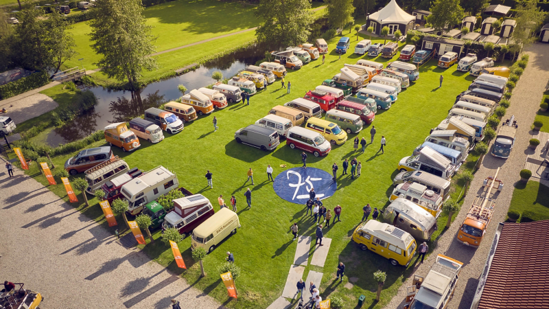 Dronebeeld Bus tot Buzz Tour