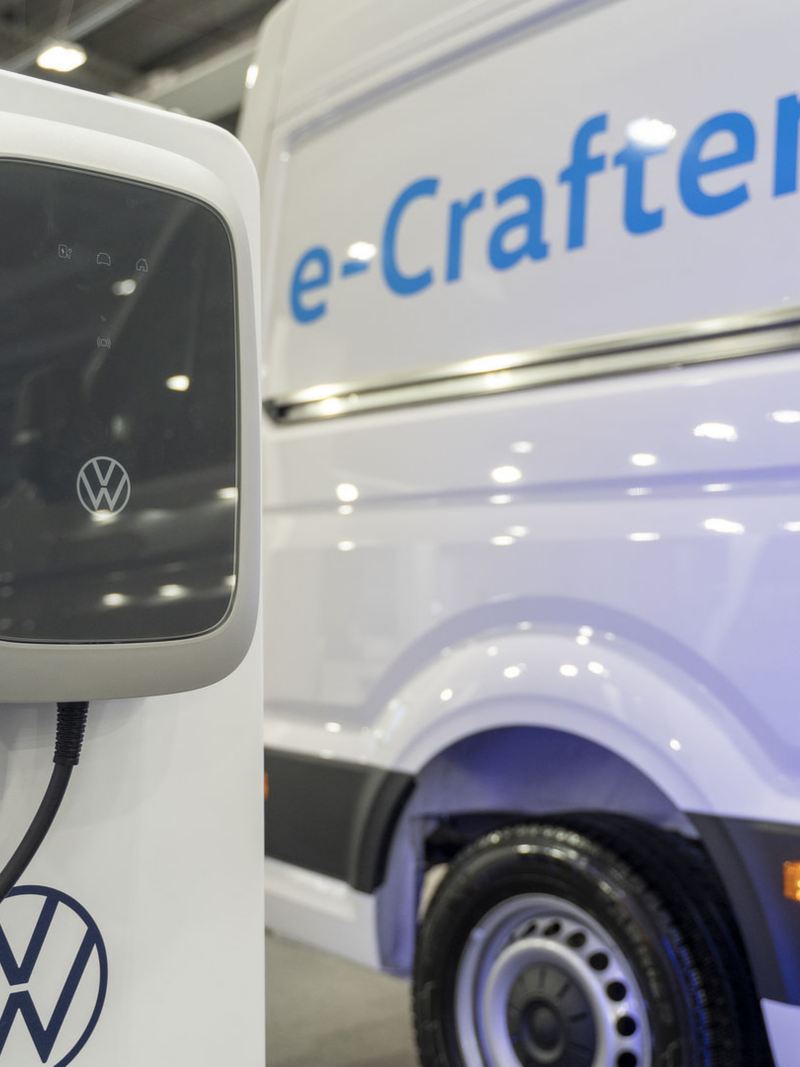 Primo piano sulla colonnina elettrica di ricarica Volkswagen