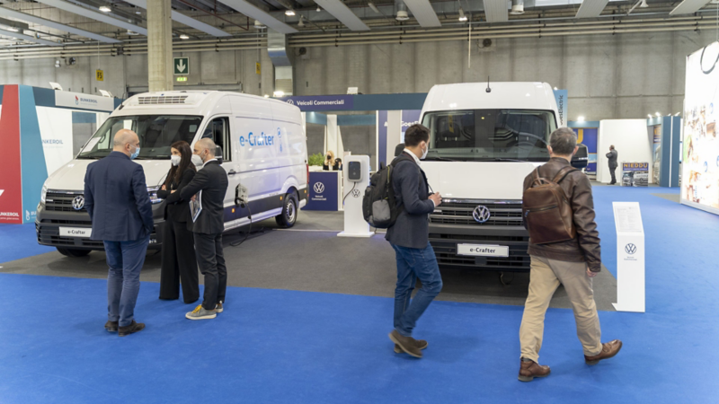 Due e-Crafter davanti allo stand Volkswagen