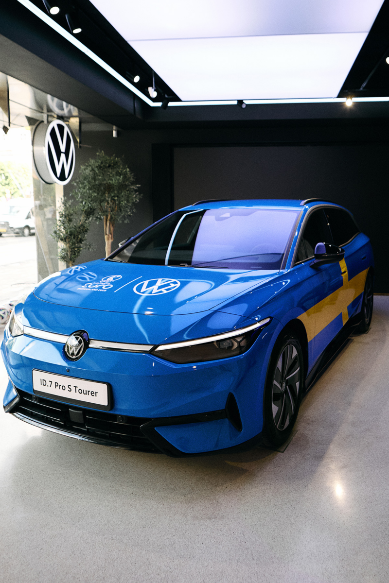 EM-bilen, en VW ID.7 Pro S Tourer folierad med svenska flaggans färger.