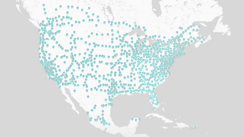 Carte de l’Amérique du Nord montrant plus de 15 000 bornes Supercharger TeslaMD accessibles avec l’adaptateur NACS de recharge rapide CC de Volkswagen.