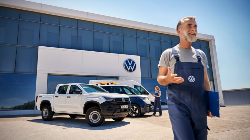 Tiguan rouge en circulation avec un coffre de toit.