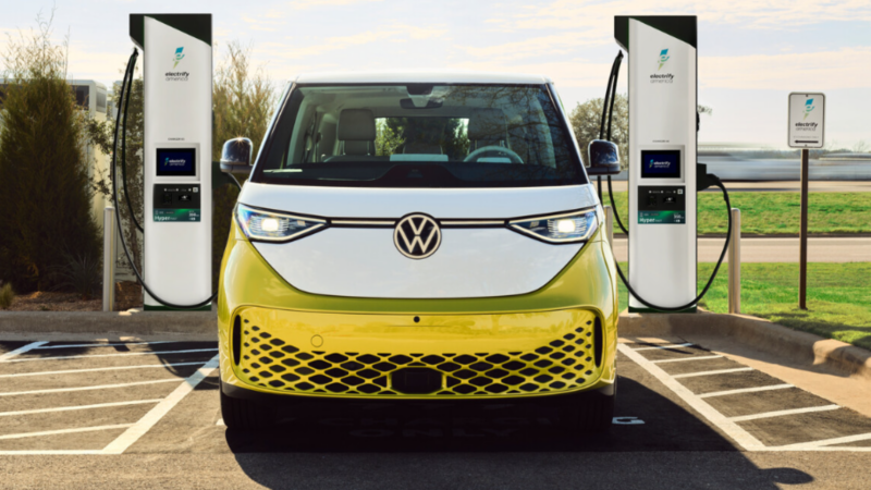L'ID. Buzz en train de se recharger à une borne de recharge Electrify Canada