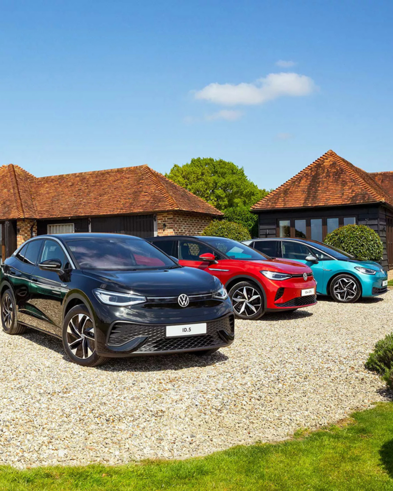 Volkswagen ID. modellen naast elkaar op een oprit