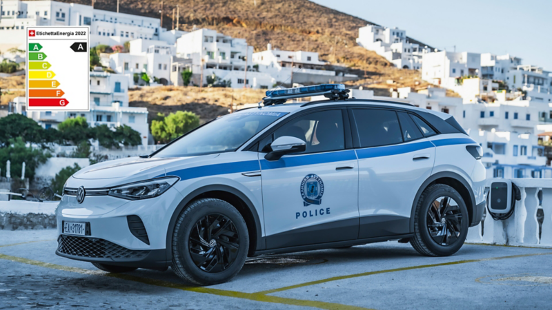 La prima auto elettrica della polizia VW è esposta al sole da un lato.